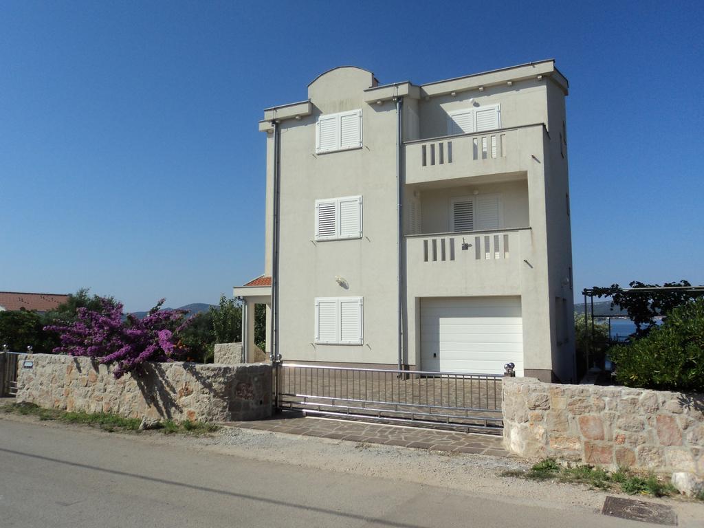 Apartments Delfini Sveti Filip i Jakov Exterior foto